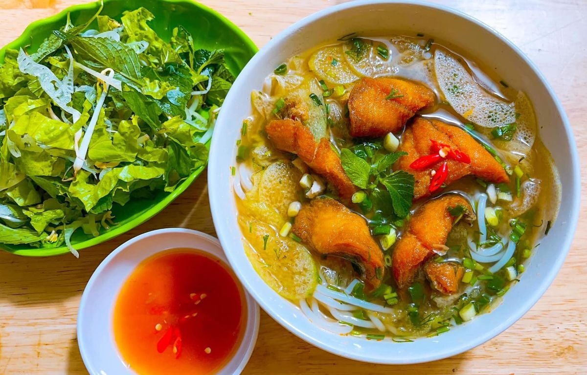Cầm 1 triệu đồng ăn toàn đặc sản ở nơi có biệt danh là 'thành phố hoa phượng đỏ' - ảnh 4