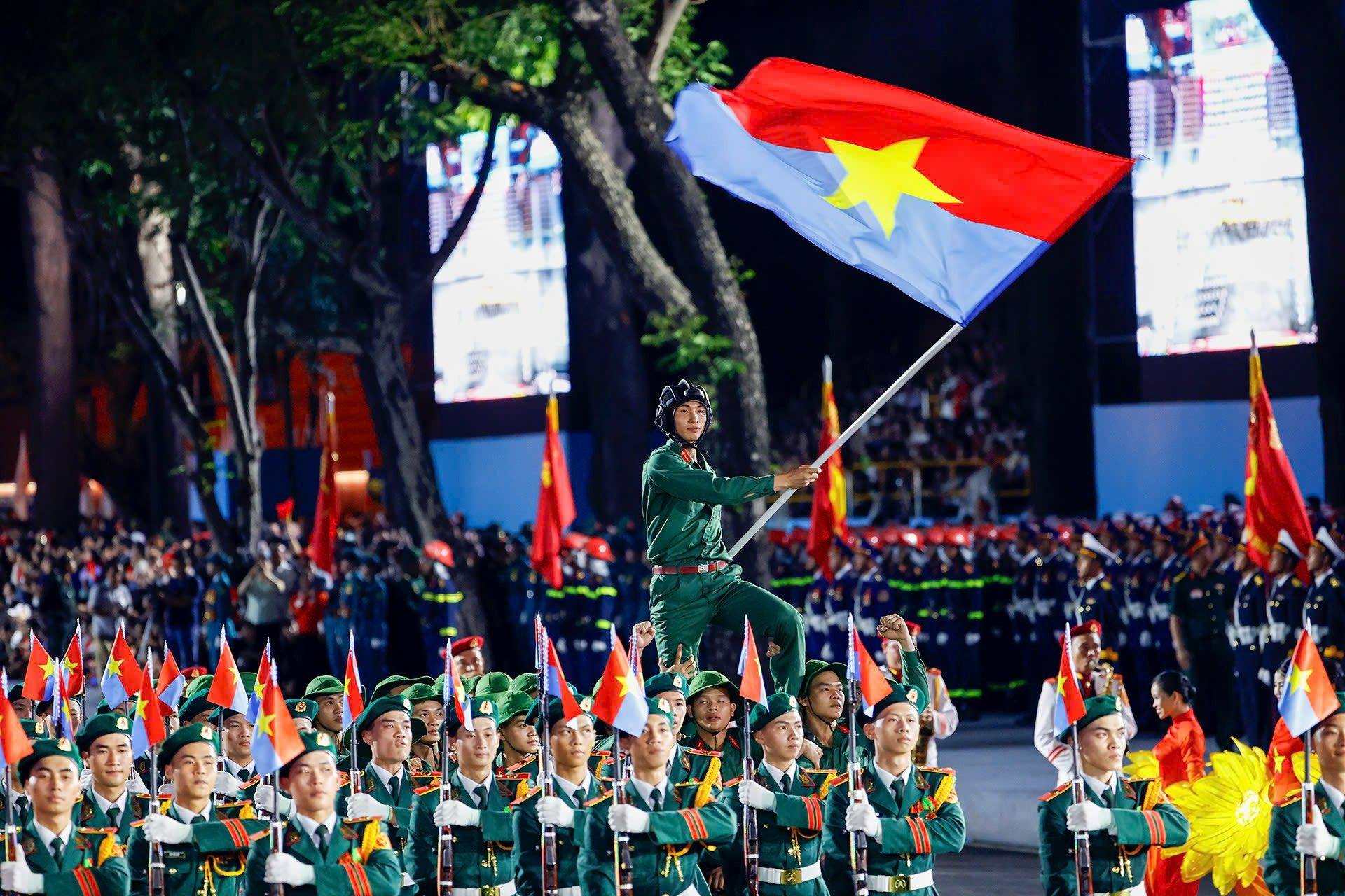 Không khí diễu binh 2/9 'nóng' từ tháng 5: Du lịch Hà Nội bùng nổ vì concert quốc gia - ảnh 2