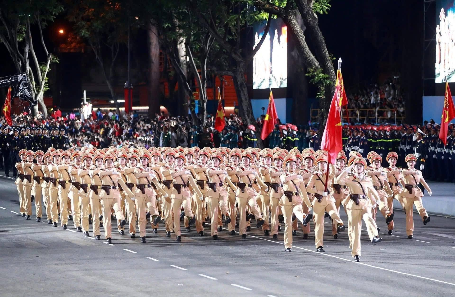 Không khí diễu binh 2/9 'nóng' từ tháng 5: Du lịch Hà Nội bùng nổ vì concert quốc gia - ảnh 3