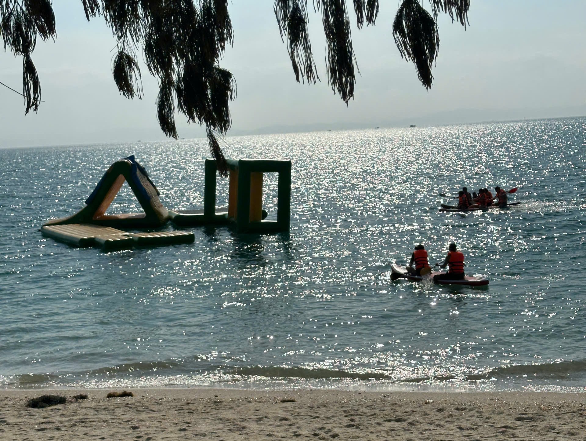 Chèo thuyền kayak, đi thuyền chuối tại Cô Tô Con (Ảnh: Hà Linh)