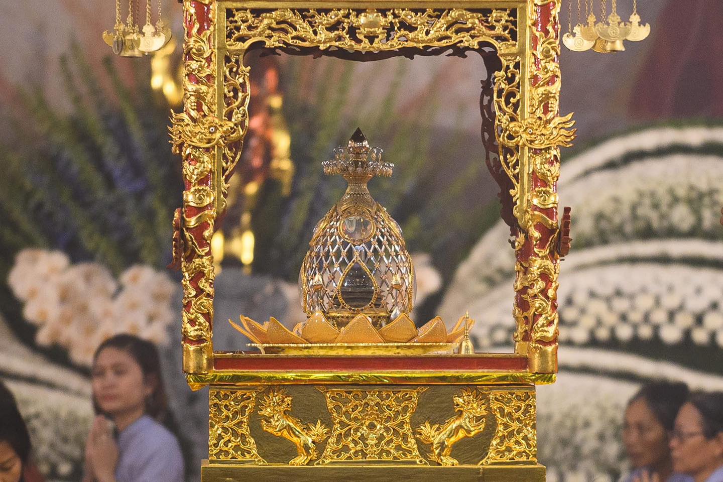 Chiêm bái xá lợi Phật tại chùa Quán Sứ: Dòng người xuyên đêm chờ đợi vào lễ - ảnh 2