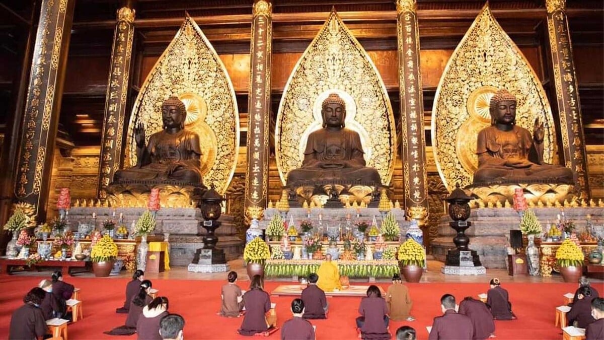 Ba pho tượng Phật Tam Thế được đặt tại chính điện (Ảnh: Chùa Tam Chúc)