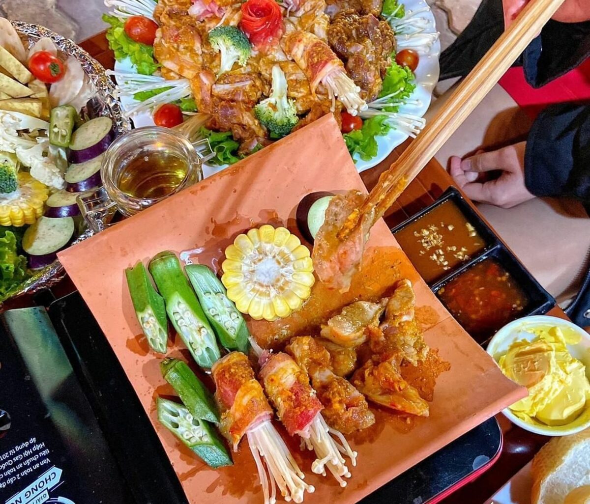 Nhiều quán sử dụng ngói để nướng đồ ăn, đem đến trải nghiệm ẩm thực thú vị cho thực khách