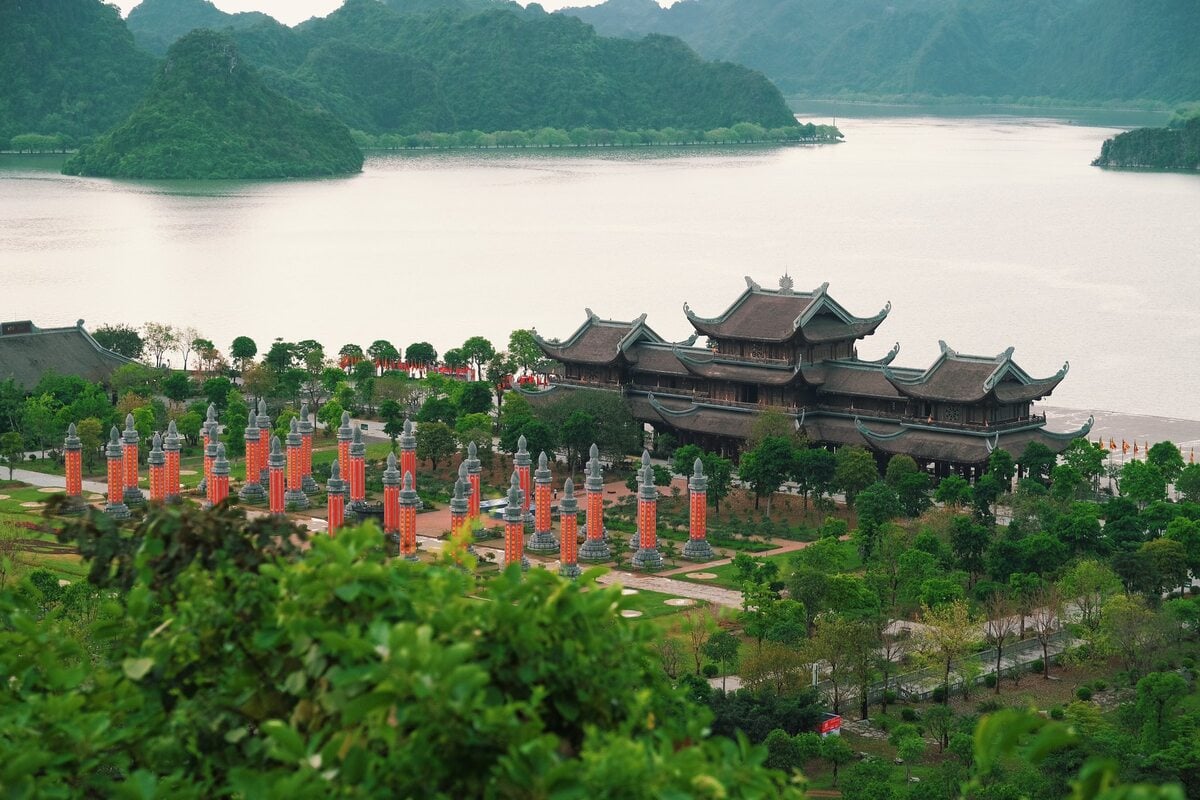 Có thể đi xe điện hoặc thuyền để tham quan Quần thể chùa Tam Chúc. (Ảnh: Tuyên Parafu/ Check in Vietnam)