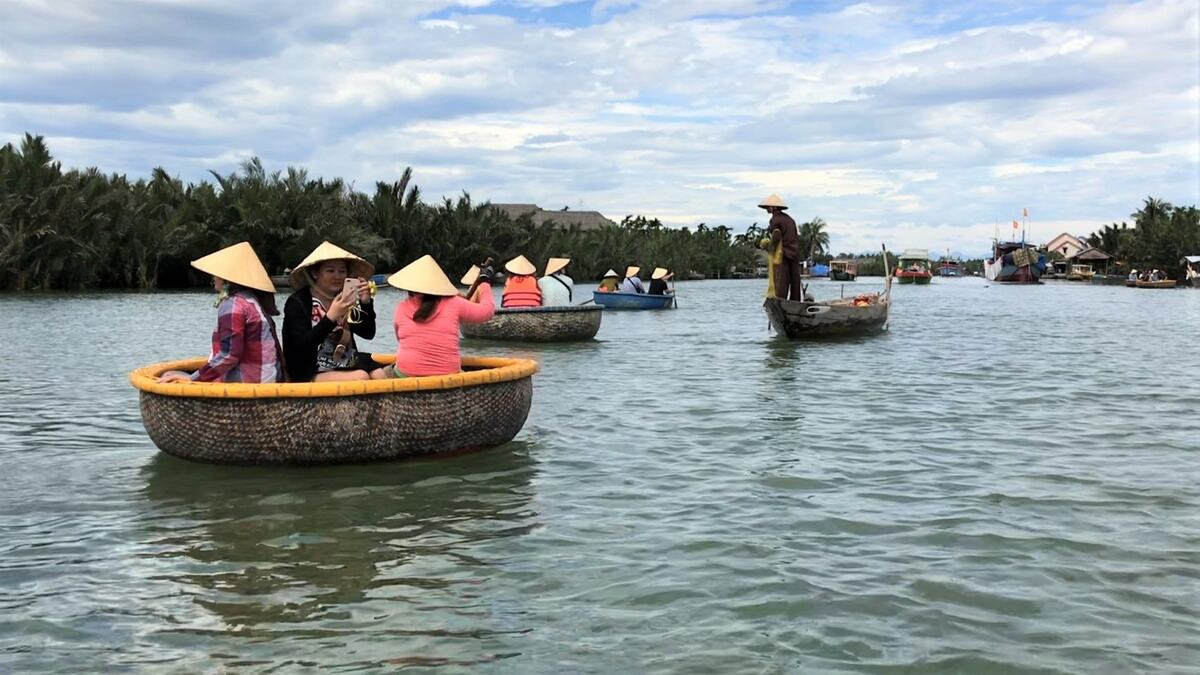 Trải nghiệm ngồi thuyền thúng đầy thú vị (Nguồn: Internet)