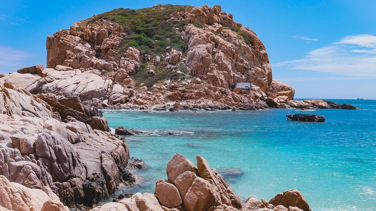 Làn nước trong xanh như ngọc của biển Vĩnh Hy. (Ảnh: Thế Vinh/ Check in Vietnam)