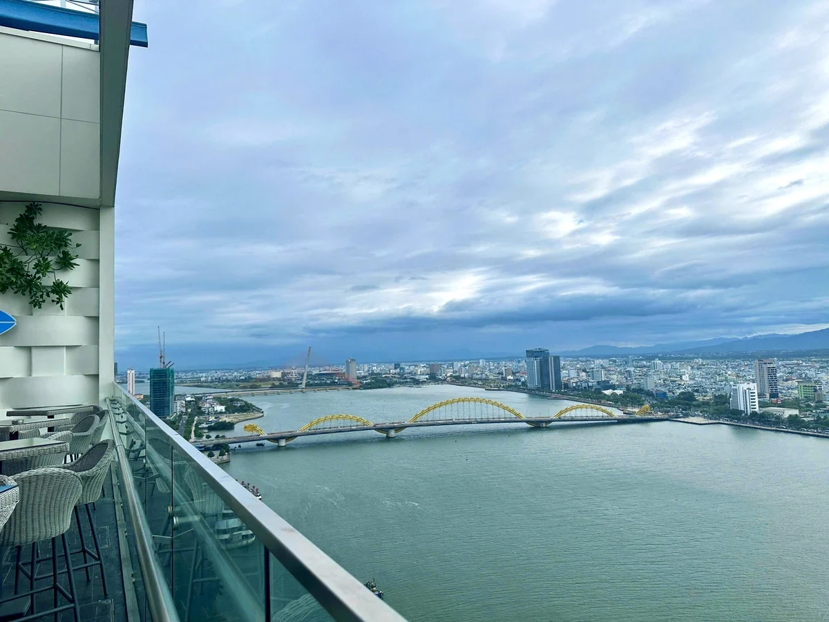 Cầu Rồng nhìn từ khách sạn Wink Hotel Danang Riverside. (Ảnh: Marcom Crystal Bay)