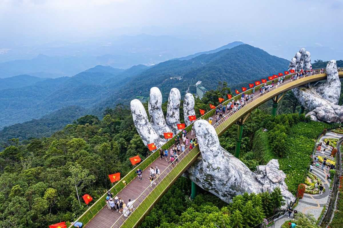 Cầu Vàng. (Ảnh: Marcom Crystal Bay)