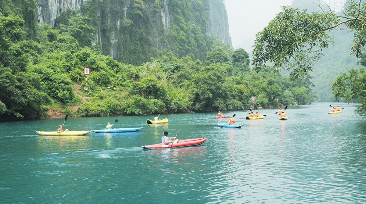 Chèo thuyền kayak trên sông Chày