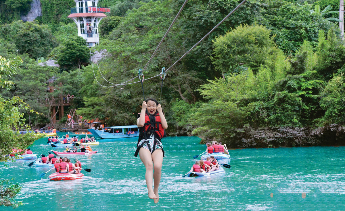 Đu zipline trên sông Chày