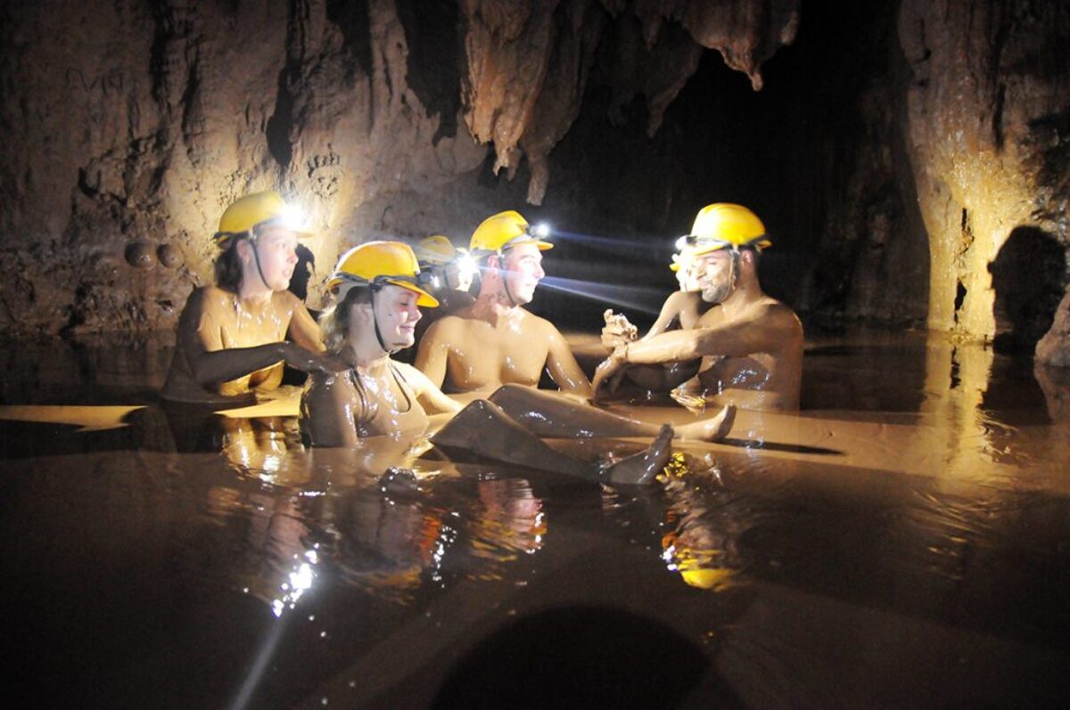 Tắm bùn trong Hang Tối