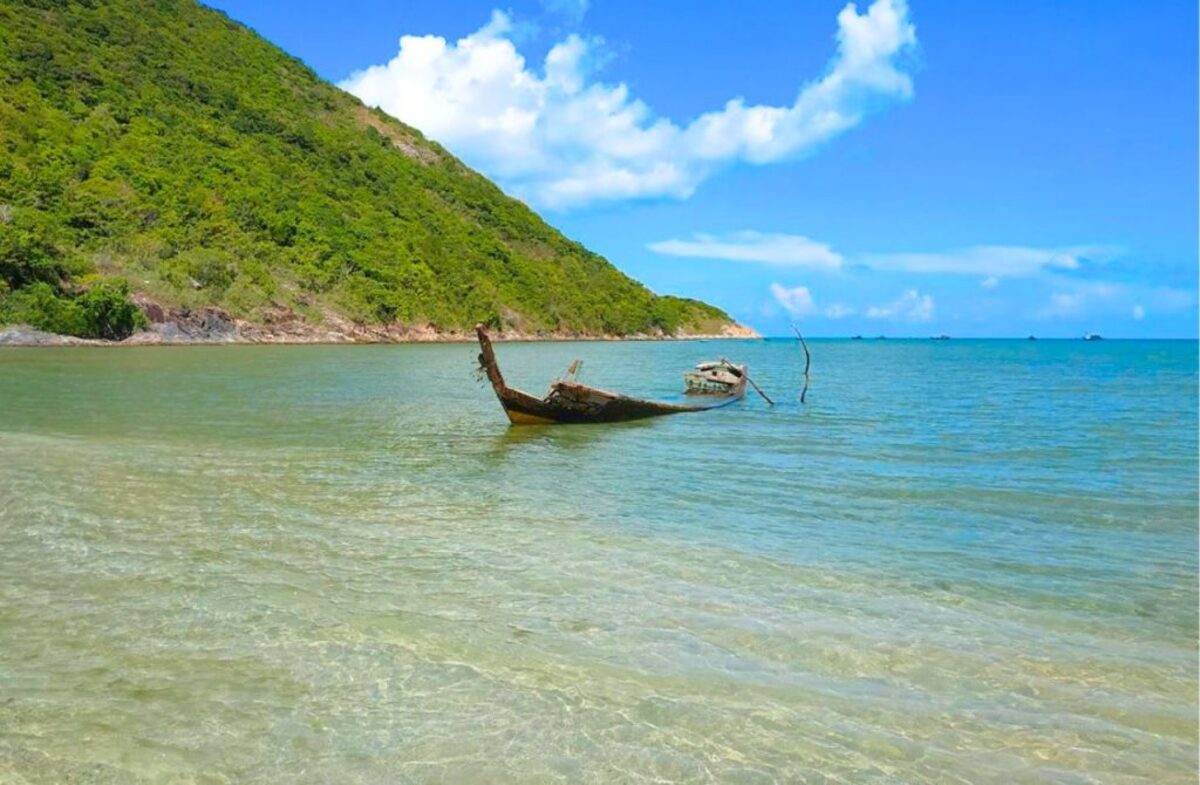 Làn nước trong xanh tại bãi Lò Vôi