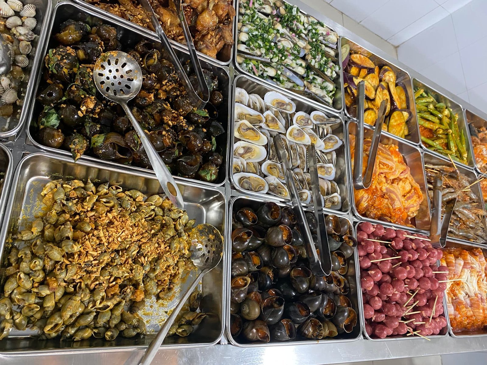 Quầy buffet tại quán NaKa (Nguồn: Internet)