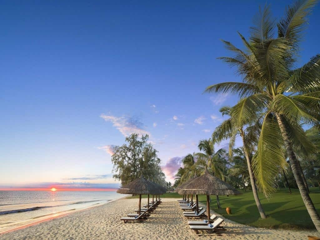 Bãi Thơm sở hữu một đường bờ biển dài khoảng 2km. (Ảnh: Internet)
