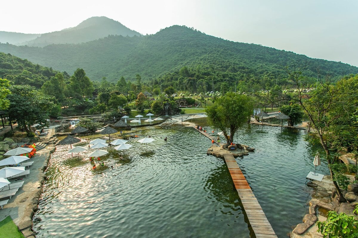 Hồ bơi tại Bạch Mã Village (Ảnh: Fanpage Bạch Mã Village - Thác Trượt Bạch Mã)