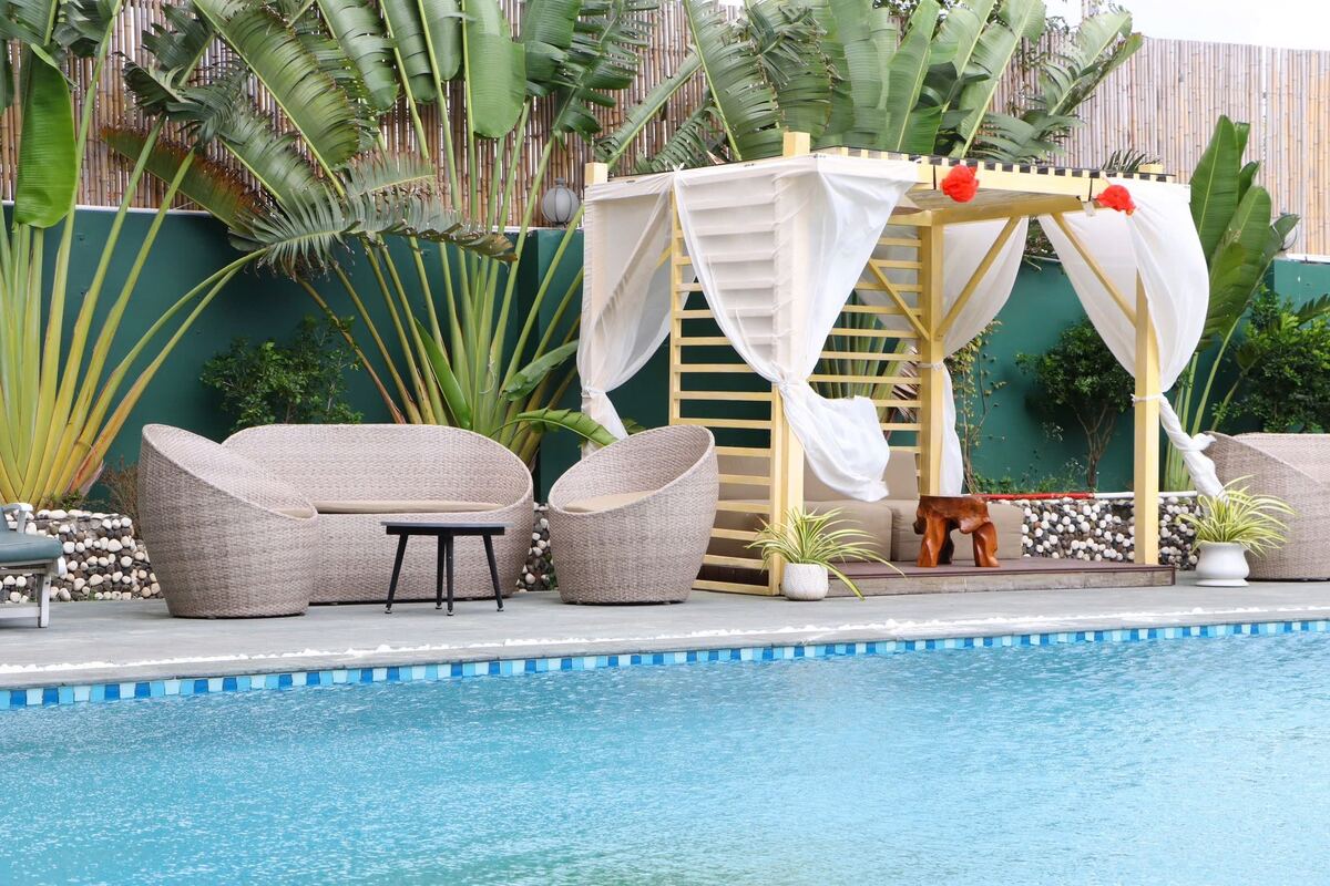 Một góc hồ bơi của The Palms Hotel (Nguồn: Internet)