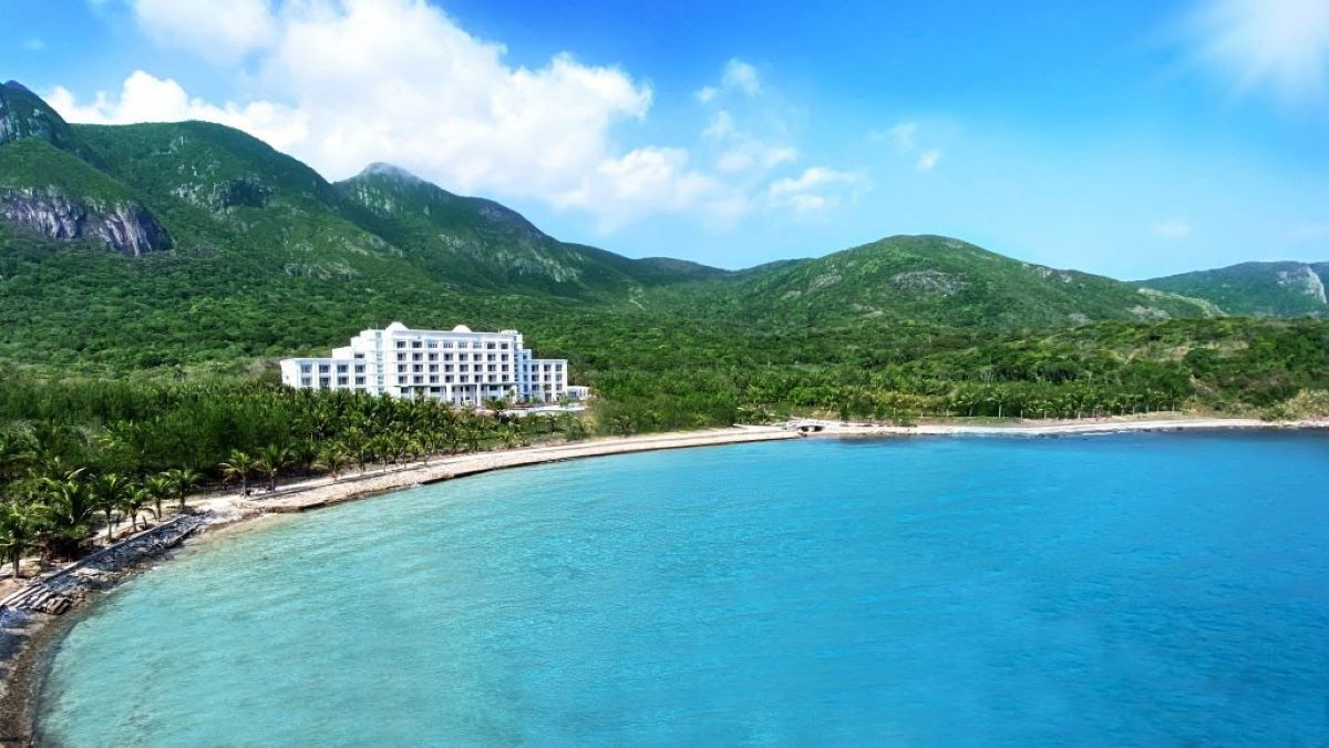 Khách sạn Orson Hotel & Resort Con Dao nằm đối diện bãi biển (Ảnh: Orson Hotel & Resort Con Dao)