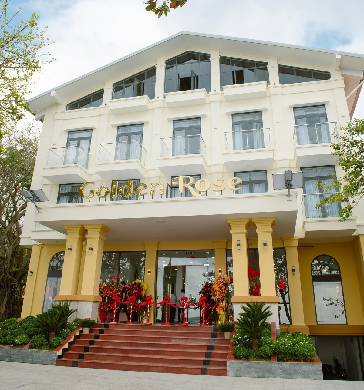 Mặt tiền của khách sạn Golden Rose Hotel (Ảnh: Golden Rose Hotel - Côn Đảo)