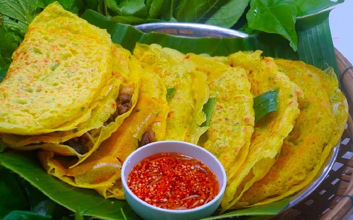 Bánh xèo vàng ươm với nước chấm chua ngọt đặc trưng (Nguồn: Internet)
