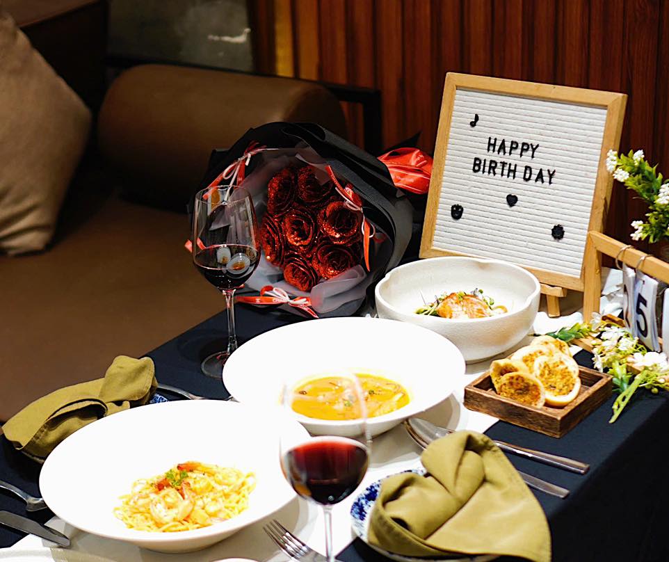 Đặt một bữa ăn lãng mạn tại Hideout – Kitchen & Bar (Ảnh: Hideout – Kitchen & Bar)