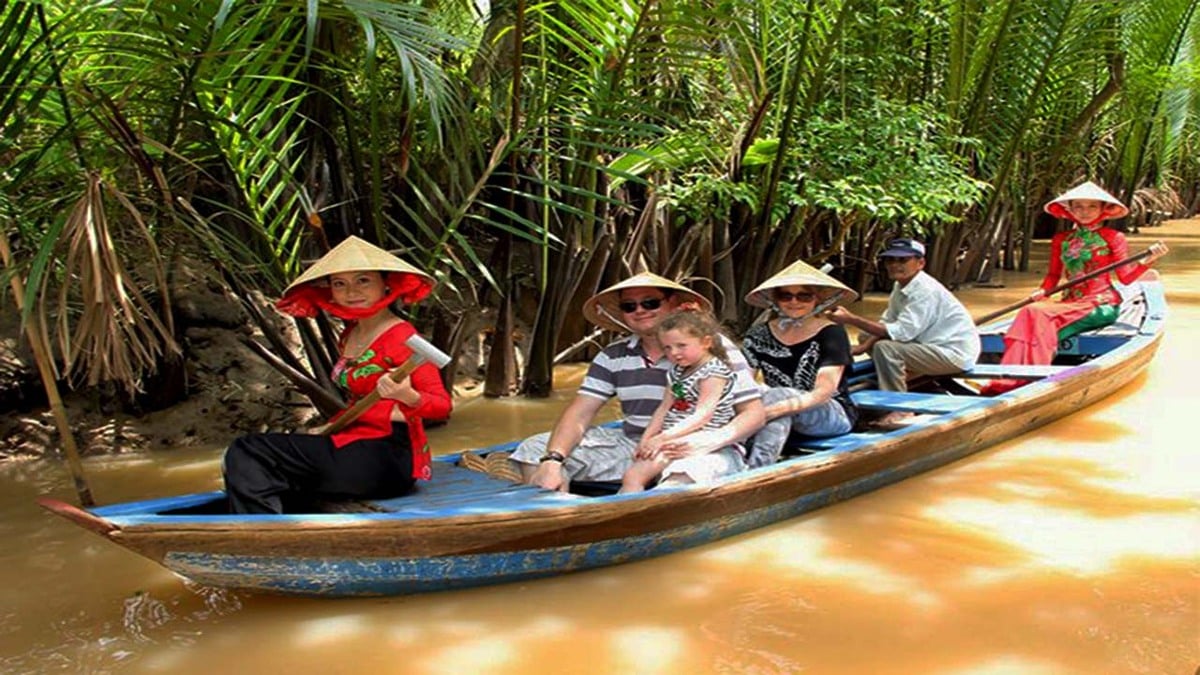 Chèo xuồng tham quan Cù Lao Long Trị (Ảnh: Nụ Cười Mê Kông)
