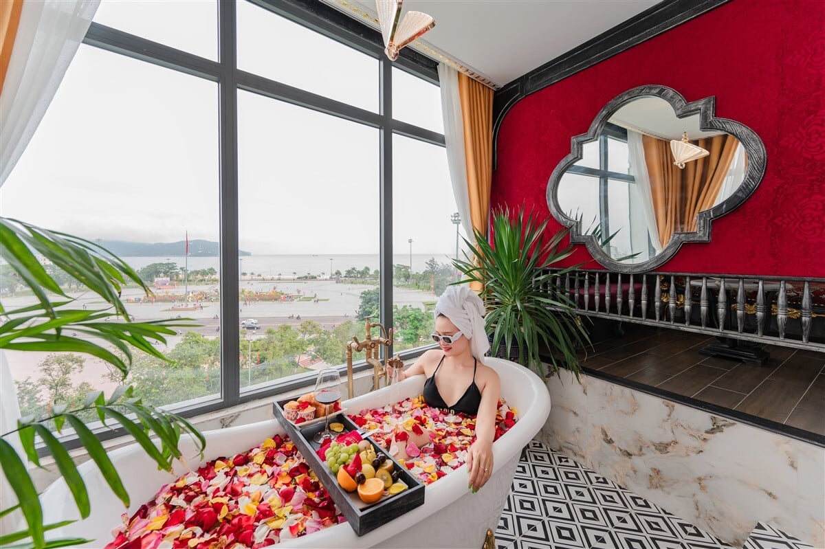 Phòng tắm của Athena Hotel với view trên cao siêu đẹp (Nguồn: Internet)