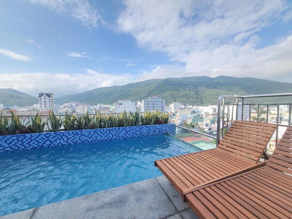 Hồ bơi trên cao với view bao quát thành phố của Meria Hotel (Nguồn: Internet)