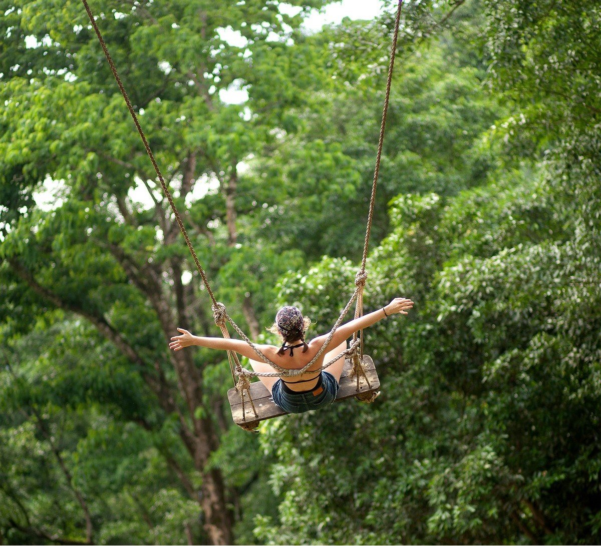 Trải nghiệm xích đu vô cực trên đồi cỏ (Ảnh: Ozo Park Quảng Bình)