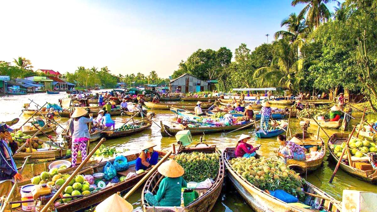 Ghe thuyền tấp nập vào sáng sớm (Nguồn: Internet)