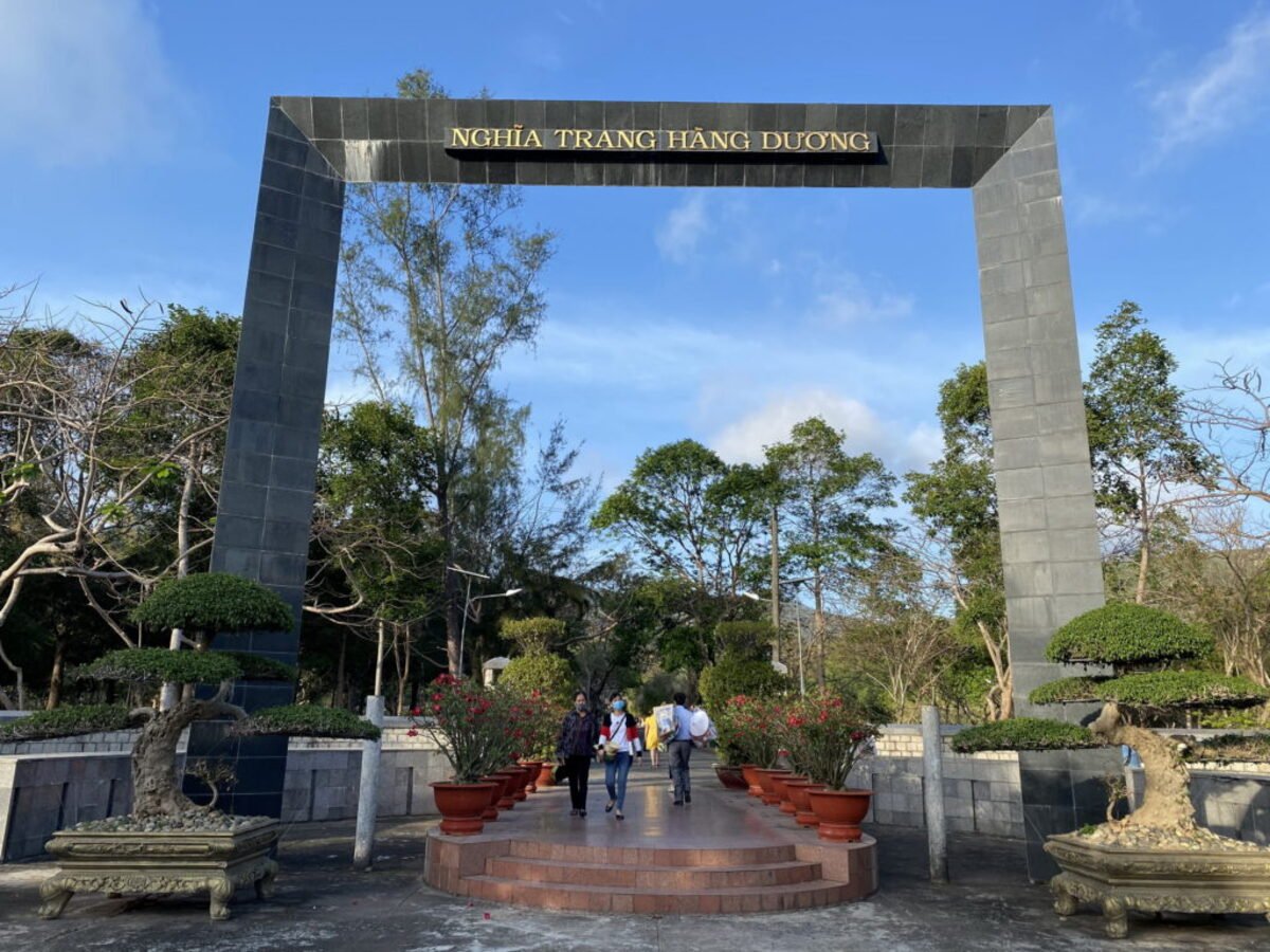 Cổng vào Nghĩa trang liệt sĩ Hàng Dương (Ảnh: taucaotoc.vn)