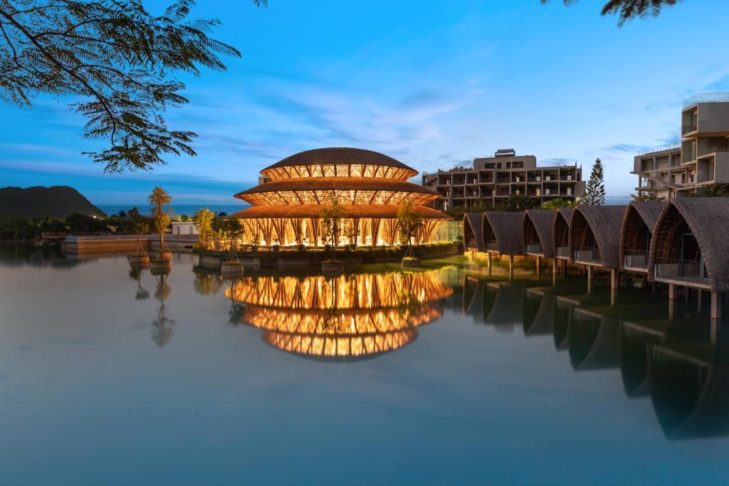 Wyndham Grand Vedana Ninh Binh là một kiệt tác kiến trúc nổi bật với việc sử dụng tre làm vật liệu chủ đạo. (Ảnh: Internet)
