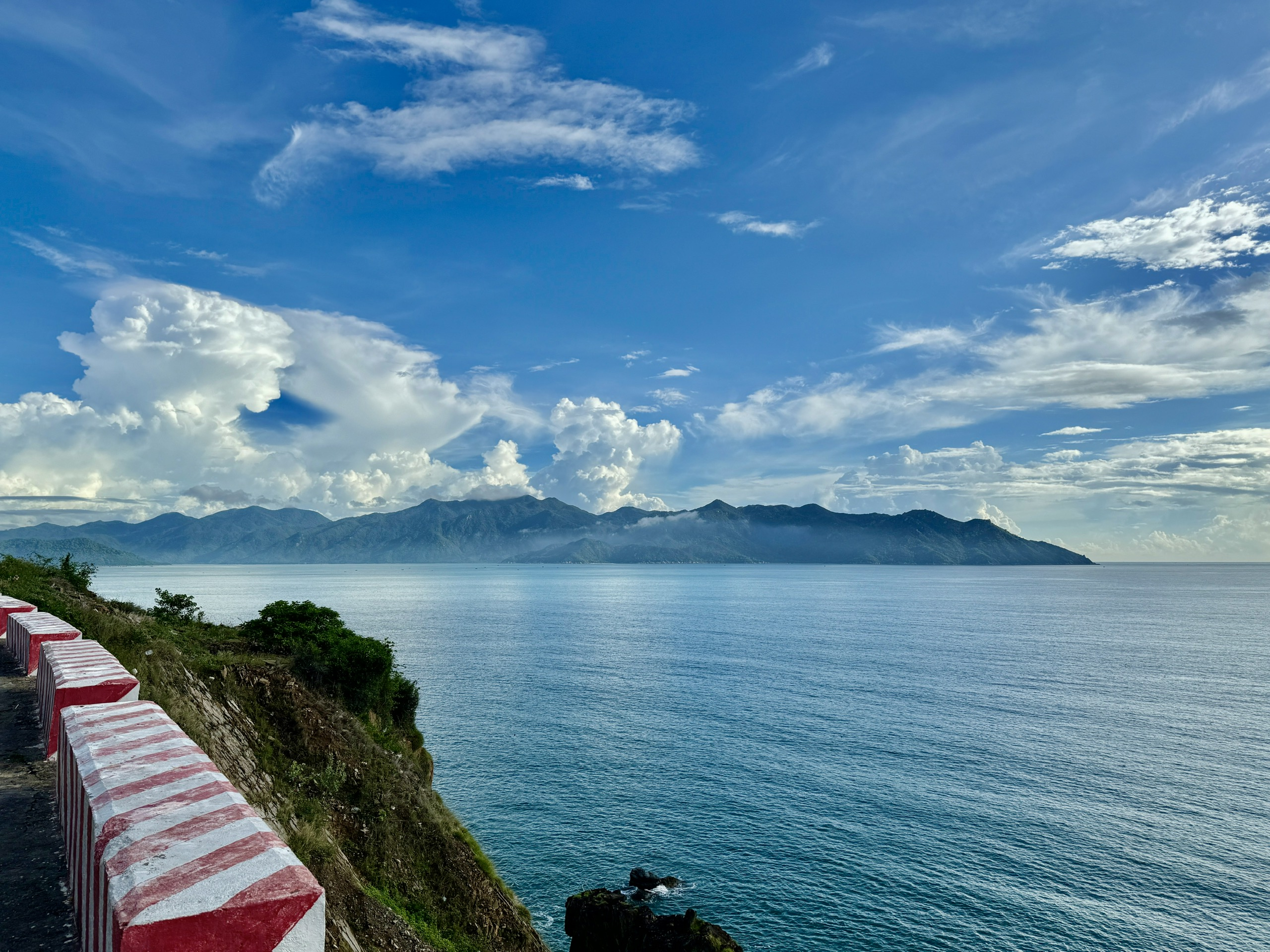 Biển Nha Trang trên cung đường đèo Vĩnh Lương. (Ảnh: Mun)
