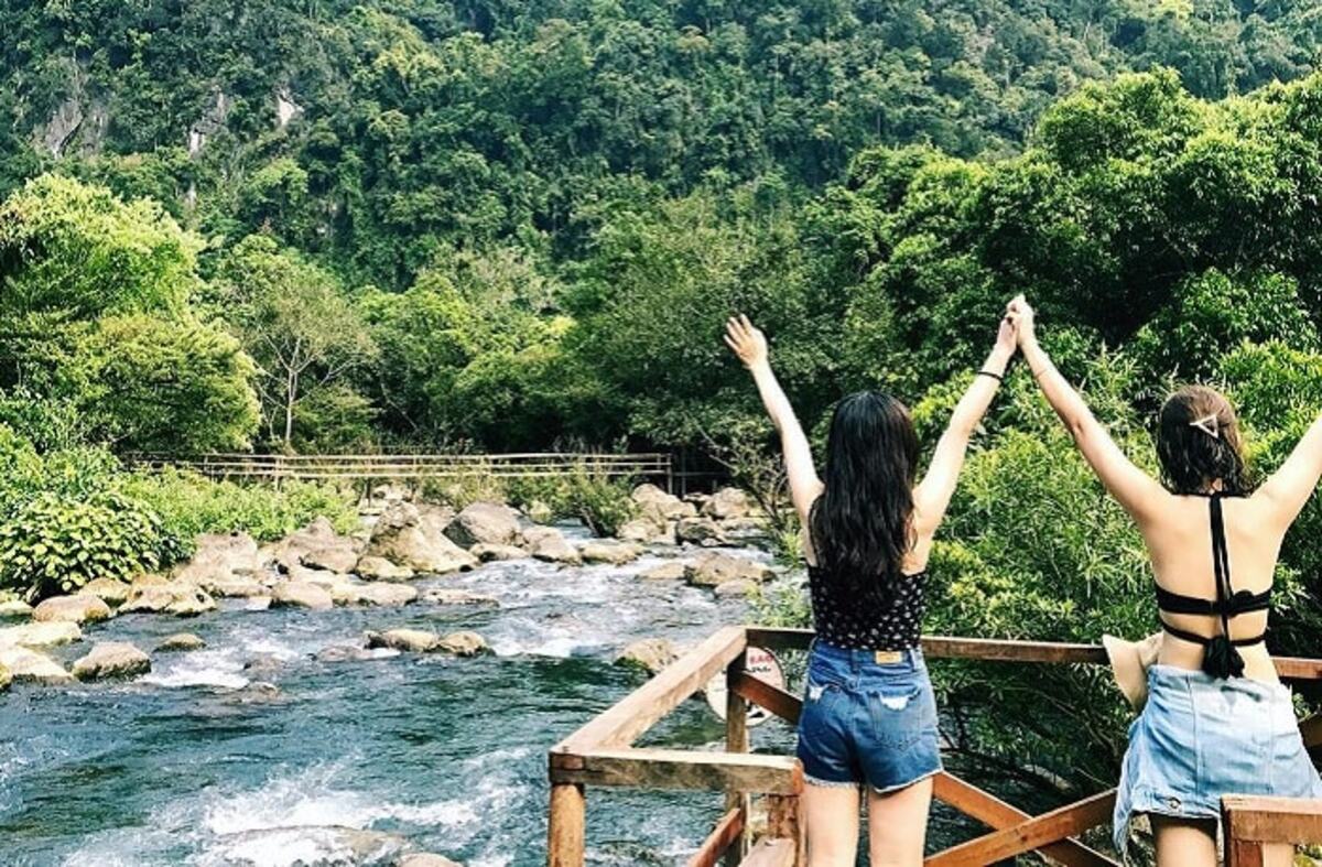 Du khách check-in tại Suối Lâm (Nguồn: Internet)