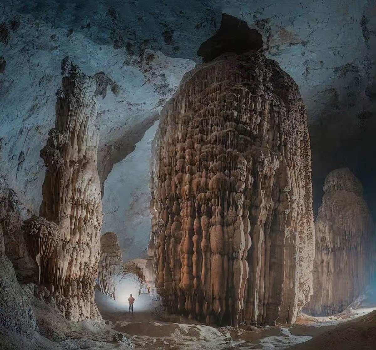 Cột thạch nhũ khổng lồ bên trong Hang Sơn Đoòng (Ảnh: Oxalis Adventure)