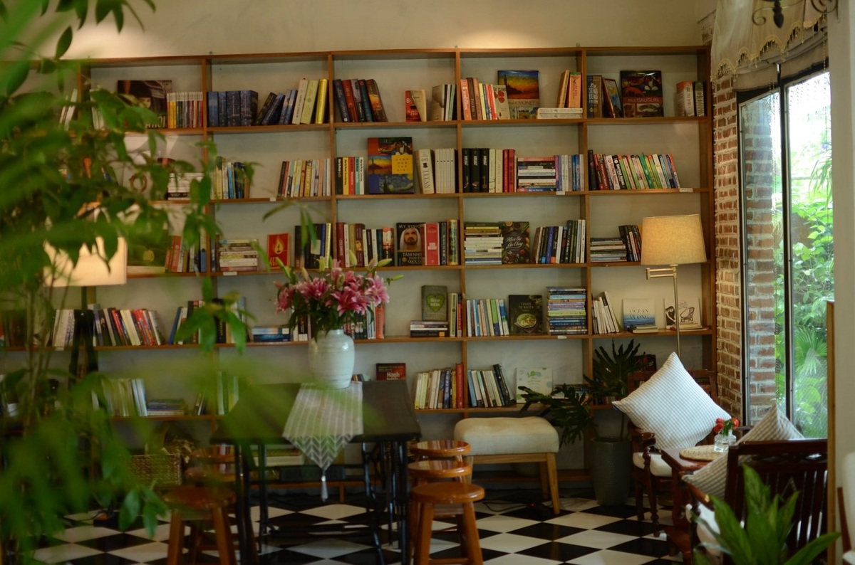 Kệ sách lớn của PHD Book & Coffee (Nguồn: Internet)