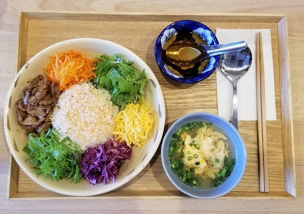 Thực khách nên chan nước mắm và trộn đều nguyên liệu để thưởng thức hương vị của món ăn trọn vẹn nhất