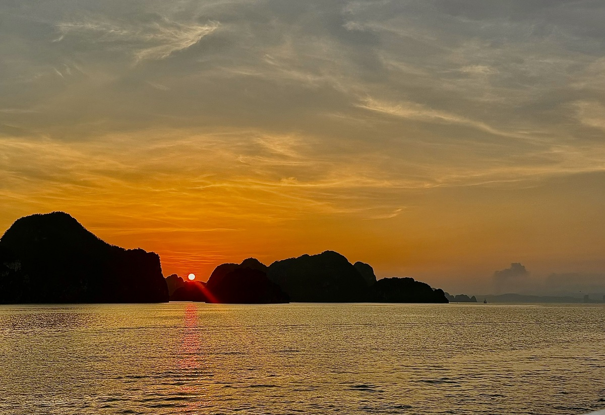 Hoàng hôn trên vịnh Hạ Long. (Ảnh: Mun)