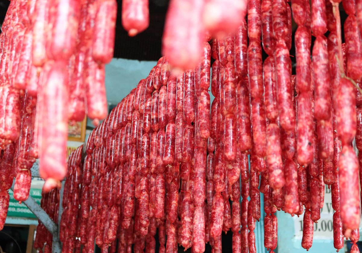 Tung lò mò là món lạp xưởng bò truyền thống của cộng đồng người Chăm tại Long Xuyên