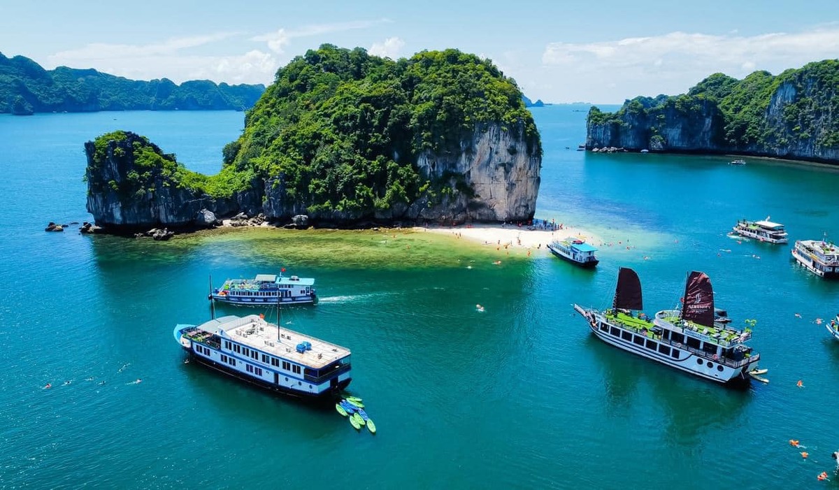 Du lịch hè 2025: Chiêm ngưỡng top 5 vịnh biển đẹp nhất Đông Nam Á - ảnh 3