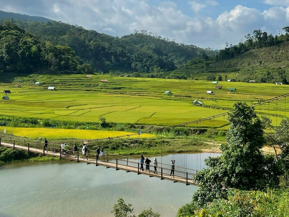 Đi trên cầu Kon Tu Rằng ngắm nhìn Măng Đen. (Ảnh: NGỌC HƯƠNG)