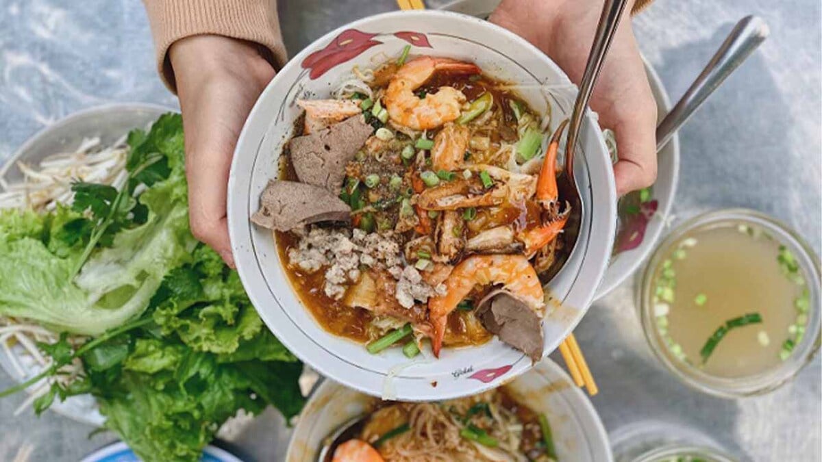 Tô hủ tiếu đầy đủ các loại topping