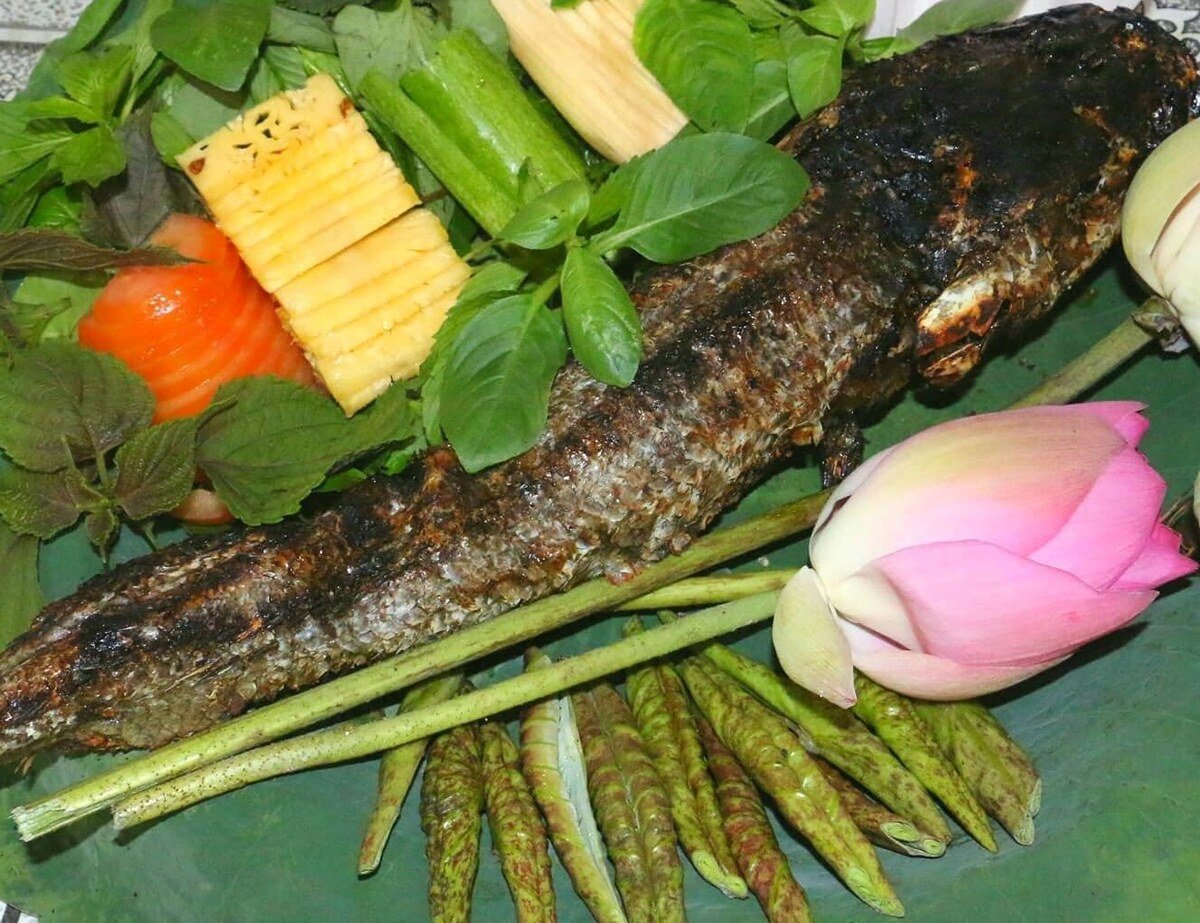 Cá lóc nướng trui cuốn lá sen non