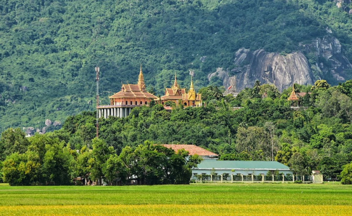 Chùa Tà Pạ tọa lạc trên đỉnh đồi Tà Pạ (Ảnh: Báo An Giang)