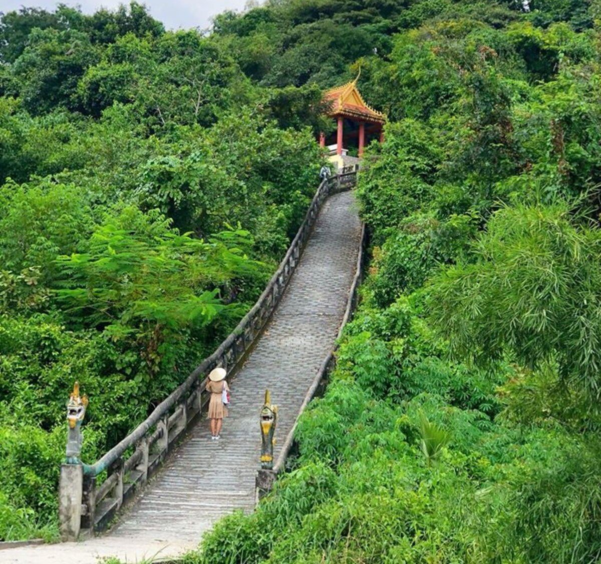 Điểm bắt đầu của con đường lên chùa (Ảnh: Báo An Giang)