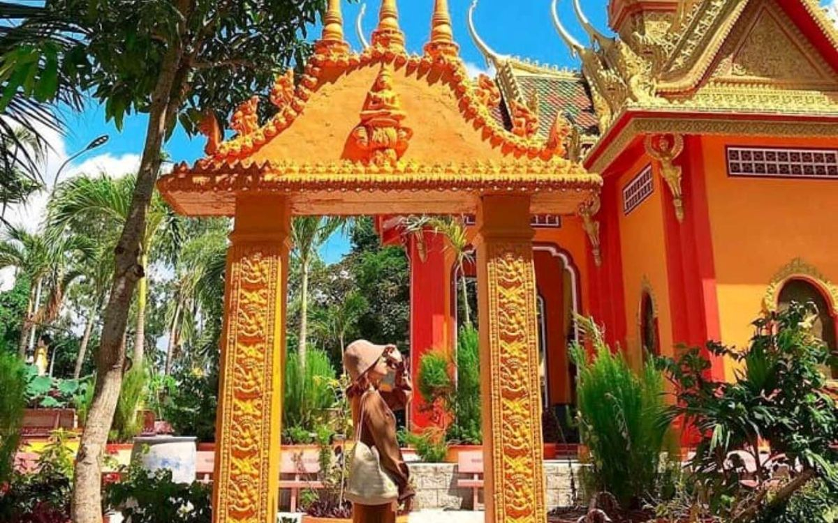 Nhiều bạn trẻ yêu thích check-in tại chùa Tà Pạ (Ảnh: Nụ Cười Mê Kông)