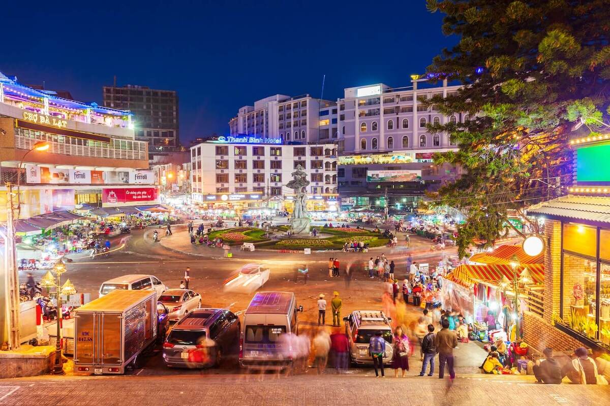 Một góc chợ đêm Đà Lạt ( Ảnh: Trang thông tin điện tử Cục Du lịch Quốc gia Việt Nam)