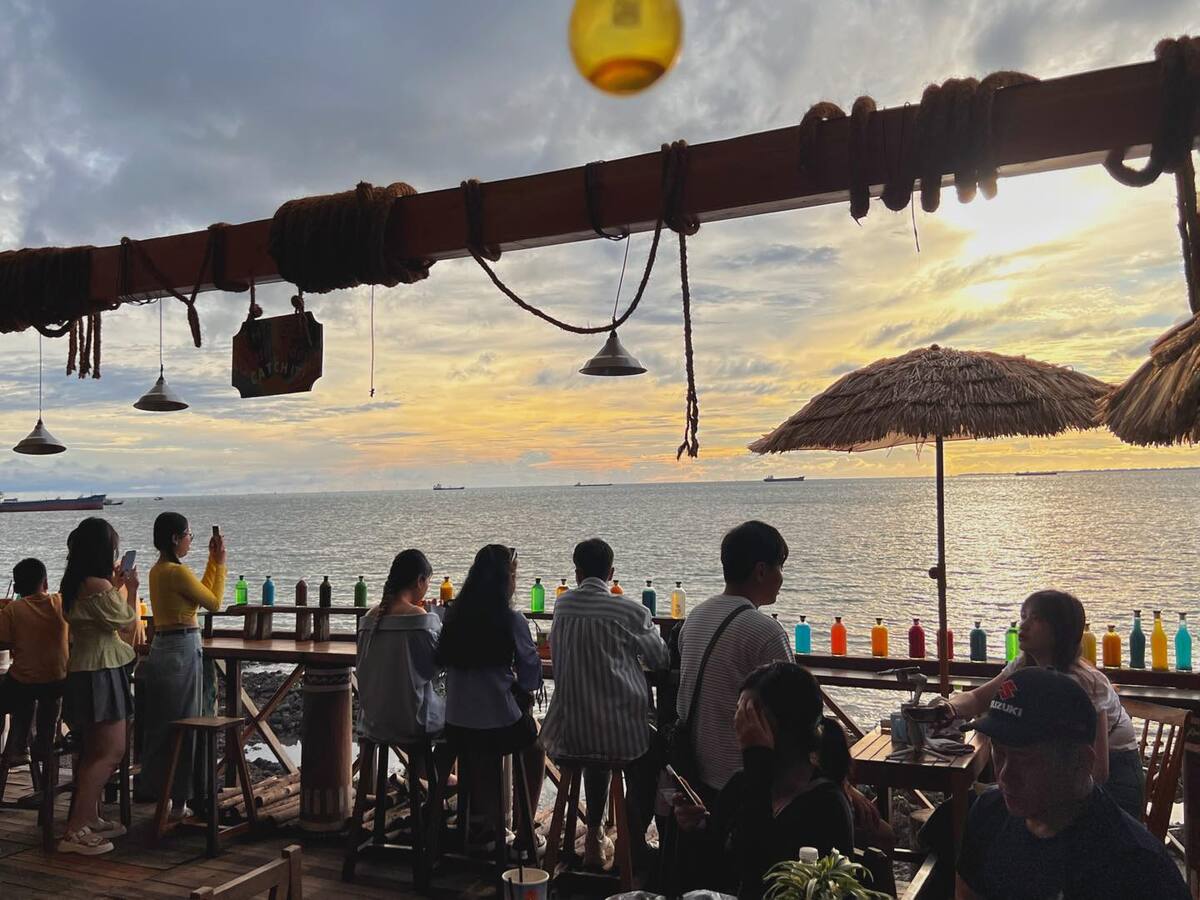 Beach Stop được bài trí theo phong cách nhiệt đới với nhiều góc sống ảo độc đáo (Ảnh: Beach Stop Lounge & Café)