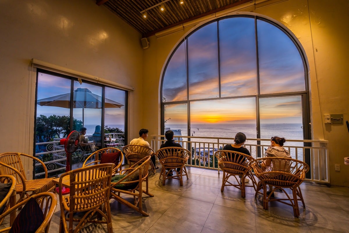Từ Lightroom Coffee nhìn ra biển (Ảnh: Lightroom Coffee)
