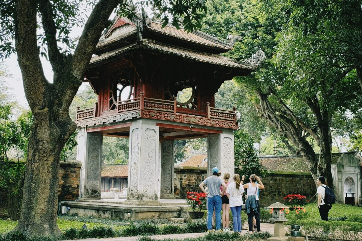 Du khách nước ngoài tham quan Văn Miếu - Quốc tử Giám, Hà Nội. (Ảnh: Internet)
