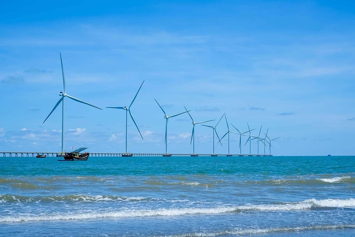 Điện gió Duyên Hải Trà Vinh đẹp hút hồn du khách. (Ảnh: Su Su)